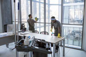 volle-schussmanner-die-buro-saubern